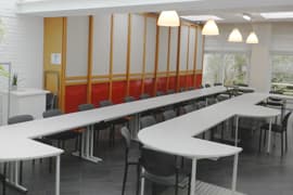 Tables en 2 rangs ➔ 28 personnes